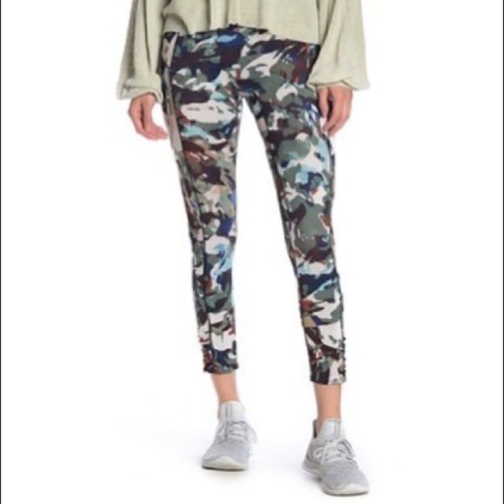 FreeβPeopleβBlackΒ CamoβGraphicβLeggings